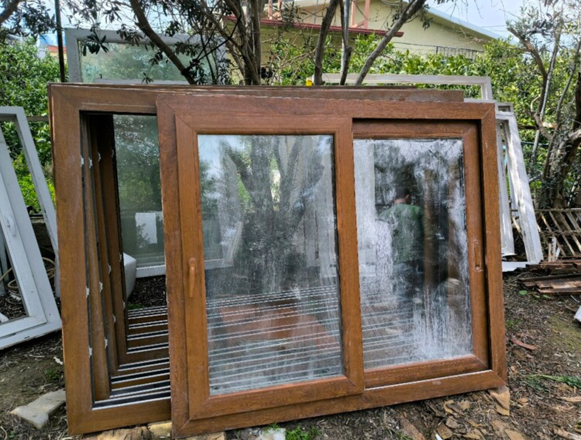 İKİNCİ EL KAHVERENGİ PVC PENCERE